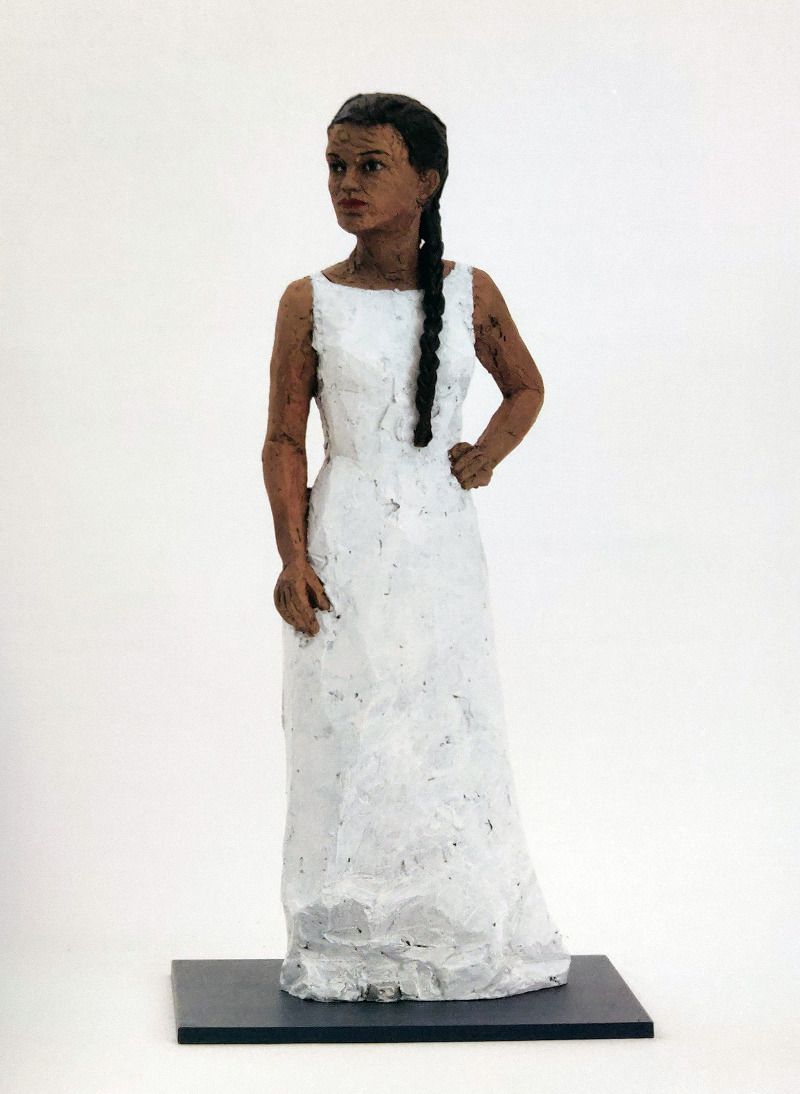 Frau mit weißem Kleid